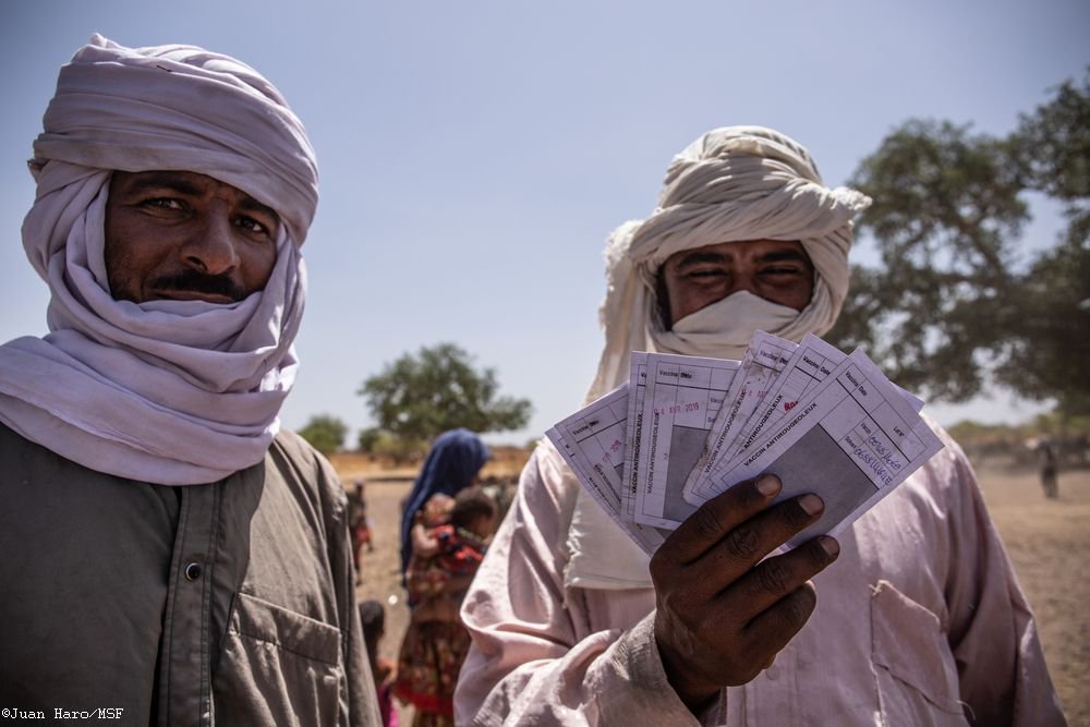 msf_de's tweet photo. Im Tschad greift seit Mai 2018 eine #Masern-Epidemie um sich. Wir bringen #Impfungen selbst in entlegene Gegenden. "Die Kinder unseres Lagers haben noch nie zuvor einen Impfstoff erhalten. Wir freuen uns, diese Impfpässe für sie zu haben." https://t.co/nt20pO3WPN