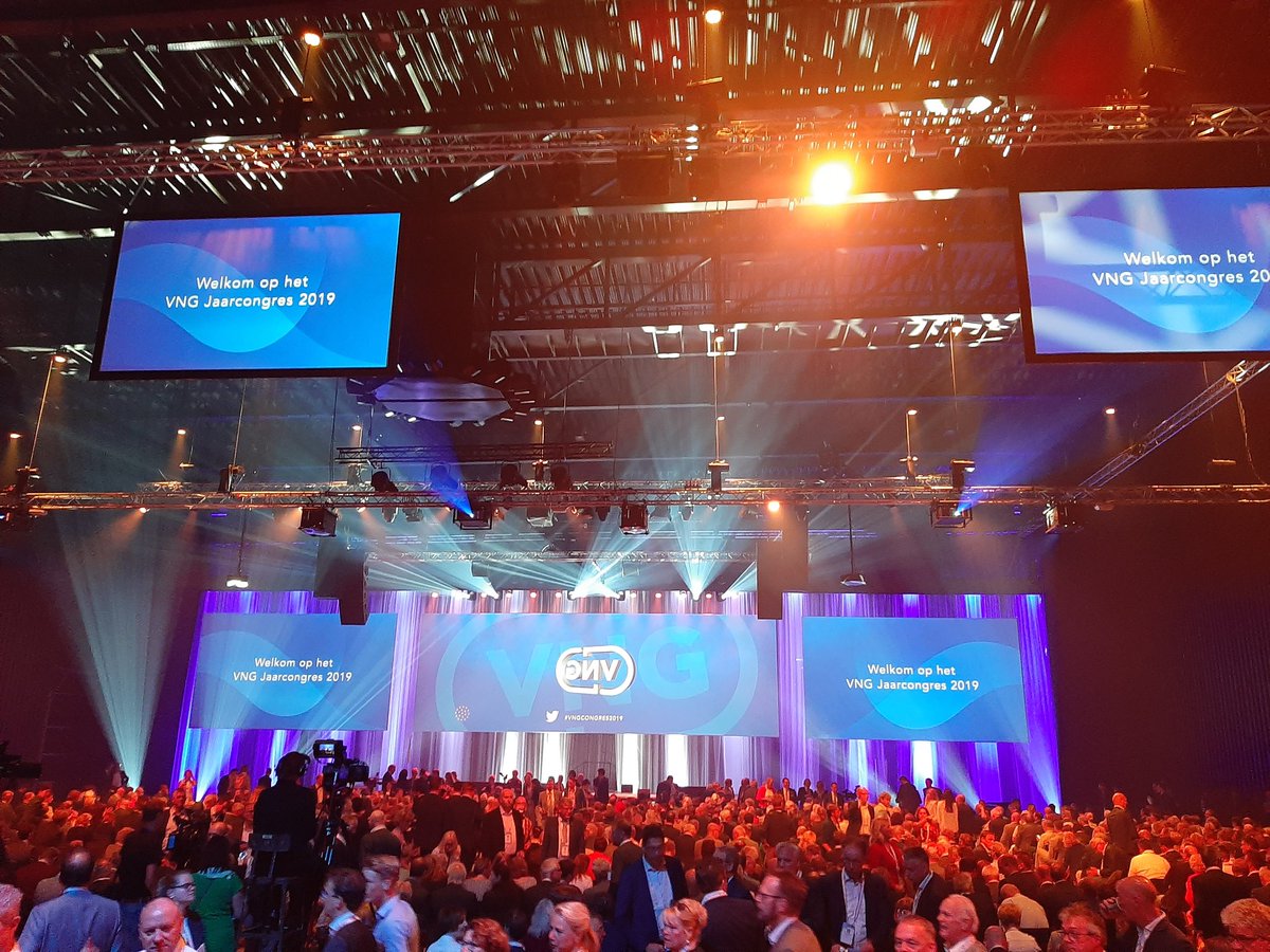VNG CONGRES IN BARNEVELD , WIJ ZIJN ERBIJ .
Namens Ooststellingwerfbelang aanwezig met 3 Raadsleden en 2 wethouders