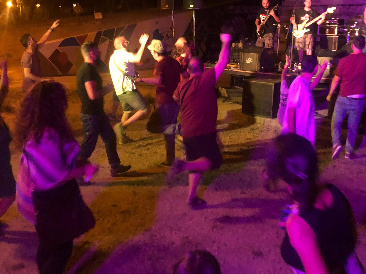Aranjuez_Altern's tweet photo. Uno de los momentos más bailados en las #FiestasPopularesAlternativasAranjuez fue la actuación de @Repercusion_ aquí os dejamos el álbum de fotos https://t.co/mIqugPgbp4 https://t.co/xMTLIO7Awm