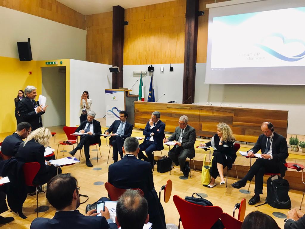 MASE_IT's tweet photo. In corso al #CleanAir19 la sessione con le istituzioni, incluse le regioni, con dibattito aperto a tutti i partecipanti. Con @SergioCosta_min e @KarmenuVella. Per un'azione concertata per il miglioramento della qualità dell'#aria. https://t.co/ZsGQDcvgwP