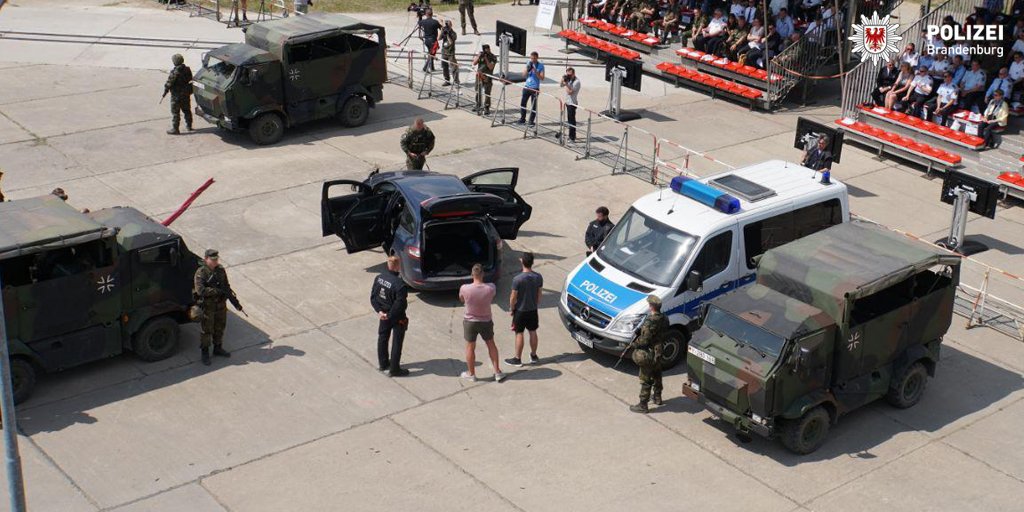 PolizeiBB's tweet photo. (2/2) Außerdem wurde die Übernahme von Sicherungsaufgaben vor einem Gebäude durch Kameraden der #Bundeswehr einem Praxistest unterzogen.
#BBTEX #Übung https://t.co/lA8qYVAtwU