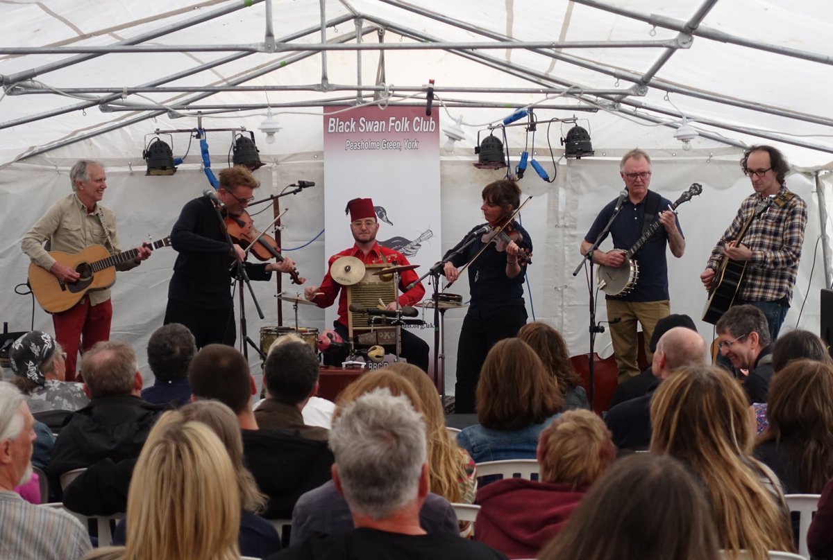 King_Courgette's tweet photo. Two fabulous musicians joined us at @blackswanfolkie Festival. Rhubarb Rachel from Leather'O and Beetroot Billy who basically is: the one and only Billy Kemp! One day, we're hoping professional musicians might outnumber the rest of us in King Courgette. 🎻🎼🎻 https://t.co/gFft9hQuZP