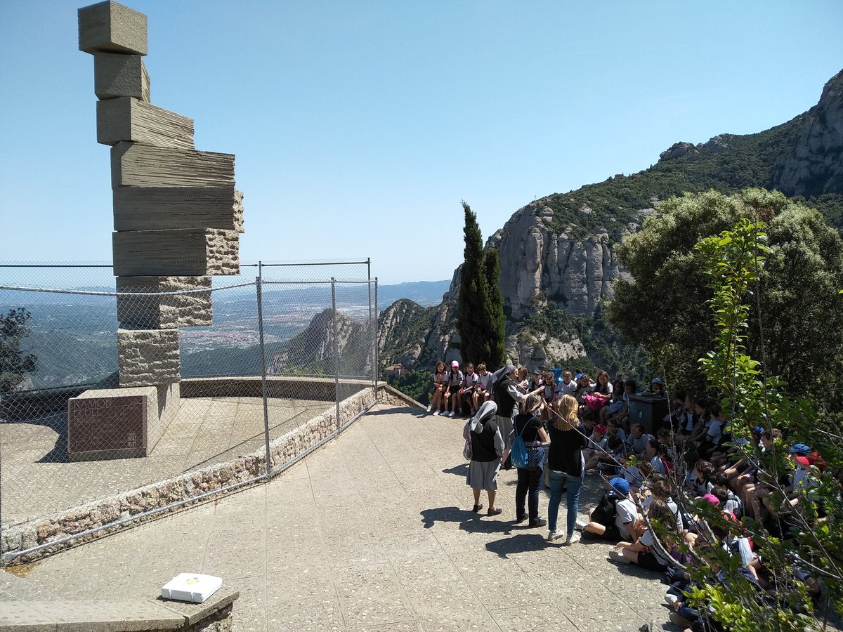 PrimNatzEsplu's tweet photo. Acabem la nostra estada a Montserrat recordant amb aquesta estàtua que Déu és el nostre eix. #somdequart https://t.co/ywCIcSDnEF