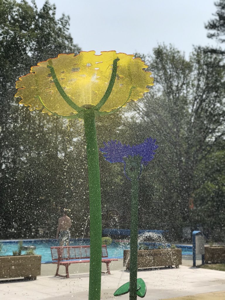 Een geweldige schoolreis vandaag voor de groepen 1-2. Met de spelersbus van FC Emmen naar de @deberenkuil in Grolloo. Klimmen, klauteren, en dan met het mooie weer ook nog eens waterplezier. ☀️💦