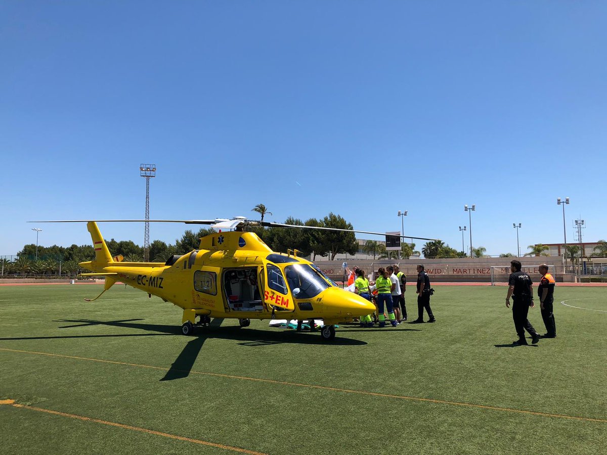 AmbumarSyA's tweet photo. Herido grave por explosion en @latorrehoradada durante una reforma y trasladado con quemaduras de consideracion al Hospital La Fe
Bravo 👏👏 por la total colaboracion y coordinacion de unidades intervinientes 🚨🚑🚓🚒🚁 @GVA112 @A9Hems @guardiacivil @policiapilar @AmbumarSyA https://t.co/MfudD4hEBH