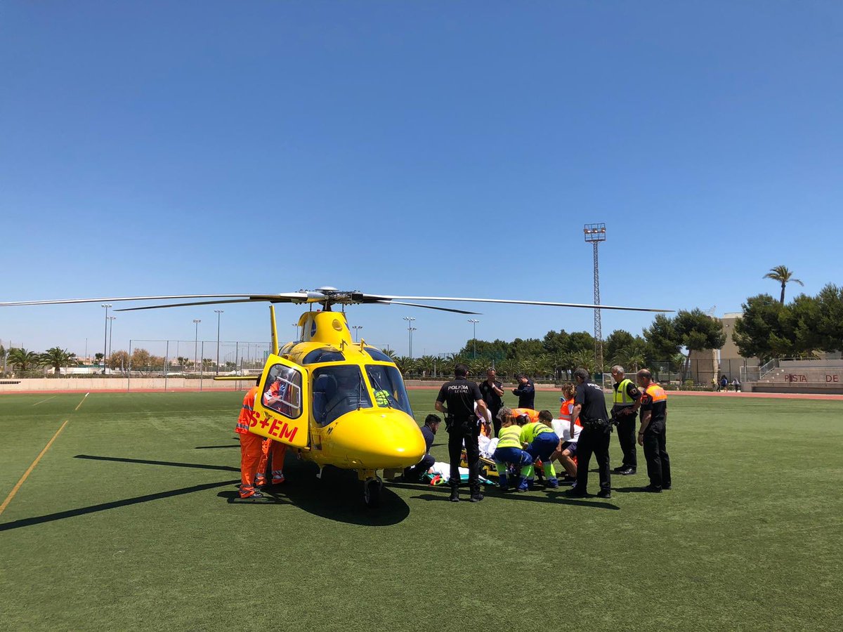AmbumarSyA's tweet photo. Herido grave por explosion en @latorrehoradada durante una reforma y trasladado con quemaduras de consideracion al Hospital La Fe
Bravo 👏👏 por la total colaboracion y coordinacion de unidades intervinientes 🚨🚑🚓🚒🚁 @GVA112 @A9Hems @guardiacivil @policiapilar @AmbumarSyA https://t.co/MfudD4hEBH