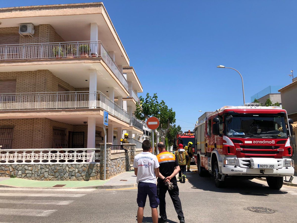AmbumarSyA's tweet photo. Herido grave por explosion en @latorrehoradada durante una reforma y trasladado con quemaduras de consideracion al Hospital La Fe
Bravo 👏👏 por la total colaboracion y coordinacion de unidades intervinientes 🚨🚑🚓🚒🚁 @GVA112 @A9Hems @guardiacivil @policiapilar @AmbumarSyA https://t.co/MfudD4hEBH