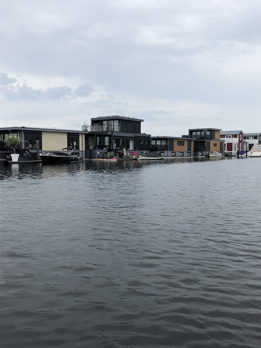 #waterwoningen in #Spakenburg ter compensatie van bovenste verdieping appartementencomplex. Mooi oplossing