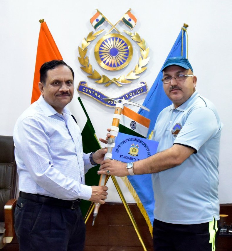 crpfindia's tweet photo. शीर्ष से, शीर्ष तक, शीर्ष पर रहो,
शिखर चुनो, फ़तेह करो 
वजयी थे, विजयी रहो।

श्री राजीव राय भट्नागर, महानिदेशक केंद्रीय रिज़र्व पुलिस बल ने ध्वज प्रदान कर बल के पर्वतारोही दस्ते को सतोपंथ शिखर के लिए शुभकामनाओं के साथ रवाना किया। https://t.co/32l61IWgPu