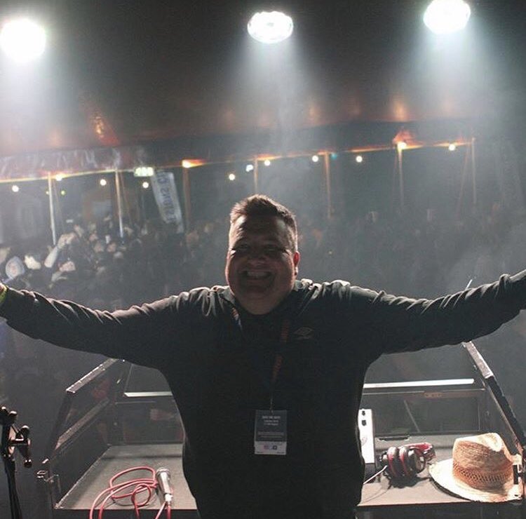 Lakefestuk's tweet photo. 🎧 Last Night A DJ Saved My Life! There he is... our Music Master DJ Shippers bringing the Sunday Silent Disco spectacle. If you usually pack up and leave before this Closing Party... don’t! Work can wait until Tuesday 👌🏻#silentdisco #closingparty #lakefest2019 #musicfestival https://t.co/mWMCm23Yaj