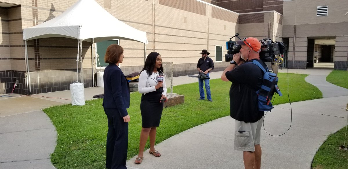 harrishealth's tweet photo. Administrator Patricia Darnauer #LBJHospital talks to @DeneigeFOX26 @FOX26Houston about the hospital's yearlong 30th anniversary celebration that starts today with @revbutter creating an ice sculpture for staff. #30YearsofCaring #IceIsMyLife https://t.co/L6gLA4gMLp