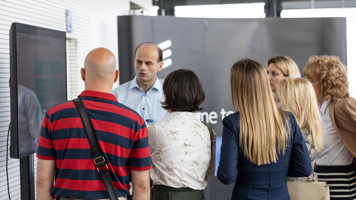 ericsson_europe's tweet photo. At #BarcelonaUnboxed we're also demonstrating our new Operations Engine, which uses #AI and #automation to dynamically allocate resources, ensuring consistent quality across the network. Discover more: https://t.co/Z8igAvsePH https://t.co/z4LkeRs866