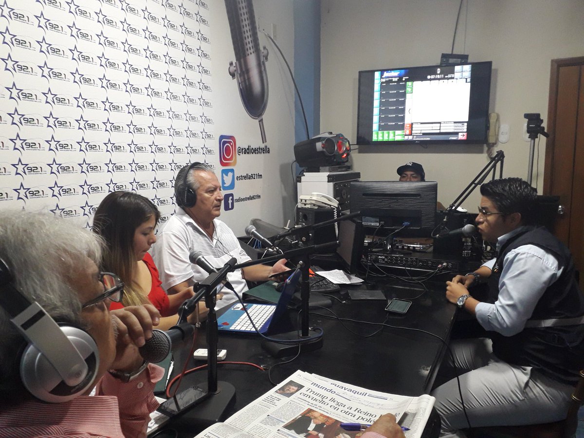 GrovEric19's tweet photo. Mediante @estrella921fm seguimos informando sobre la campaña de cierre de esquemas contra sarampión,difteria y poliomielitis.
#Vacúnate #Distrito09D07 https://t.co/9hPPcPnE7p