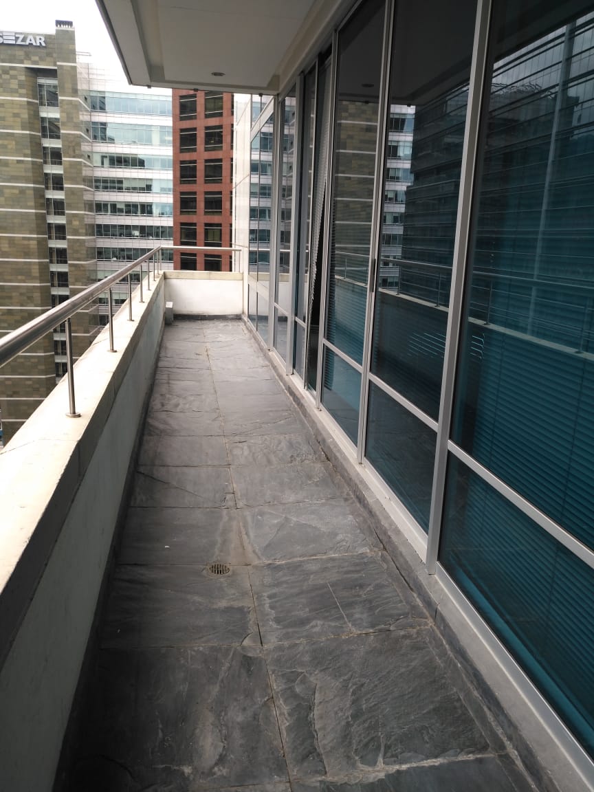 Se arrienda oficina en el doceavo piso del edificio Torres Samsung. Sector Usaquén. Esquinera. Área 203,25 m2. Área abierta y amplia. 4 parqueaderos. Ascensores. Baterías de baño para hombres y mujeres.  Canon de arriendo $15.750.000 + IVA + ADM.