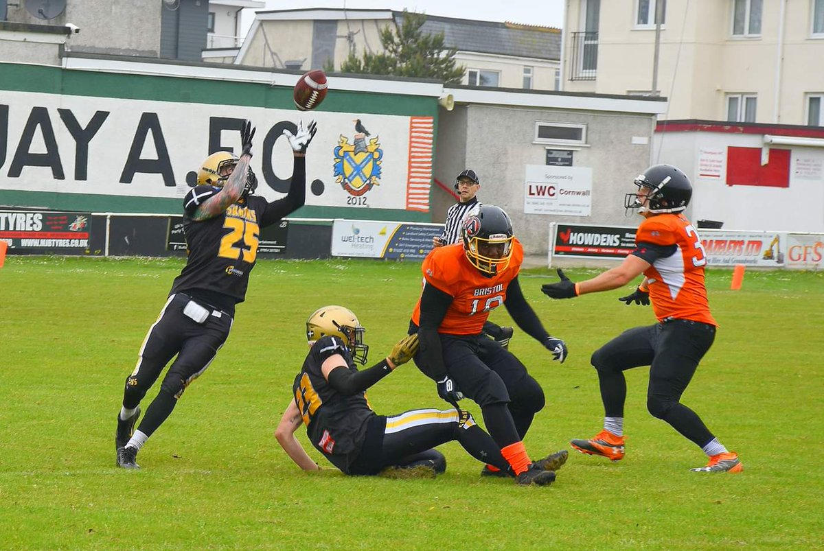 crandon_matt's tweet photo. First pick of the season, tipped from the hands of ma boy Ryan Batt (Cornerback) last week vs. @BristolApache 

#bafa #bafanl #britishamericanfootball #cornishsharks #db #defensiveback #safety #freesafety @Dbl_Coverage #TipDrill #25 🔨🦈🏈 https://t.co/WDEx6Gtnv4