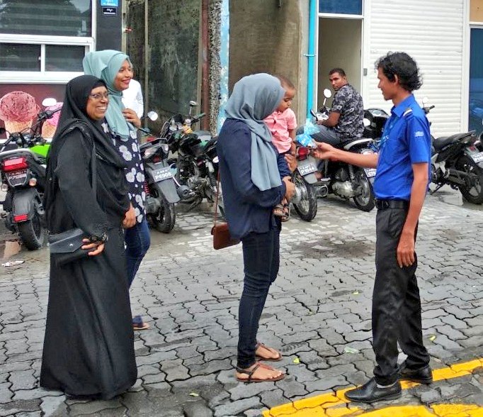 stoplc's tweet photo. STO staff distributing Eid Hadhiya to children out celebrating Eid ul-Fitr. 🎁🎉 Eid Mubarak ☺️ #LetsSpreadJoy https://t.co/5WxcupkTHd