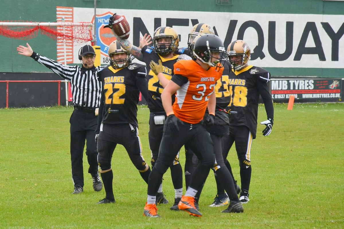 First pick of the season, tipped from the hands of ma boy Ryan Batt (Cornerback) last week vs. <a href="/BristolApache/">Bristol Apache</a> 

#bafa #bafanl #britishamericanfootball #cornishsharks #db #defensiveback #safety #freesafety <a href="/Dbl_Coverage/">Double Coverage</a> #TipDrill #25 🔨🦈🏈