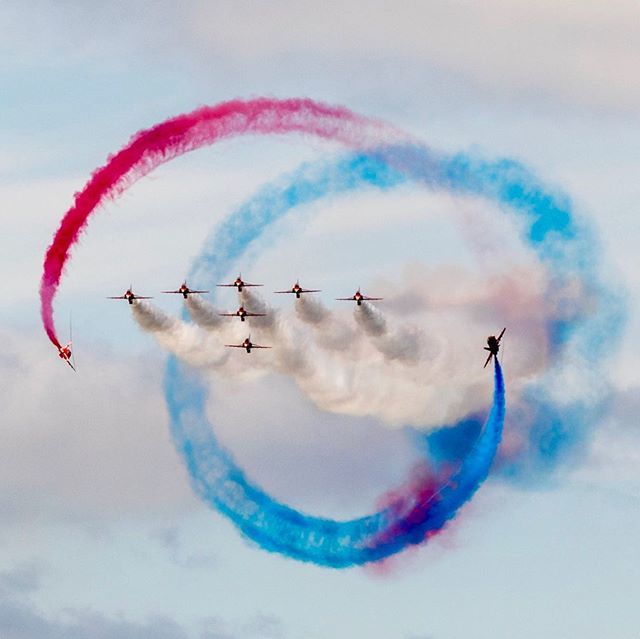 ❤️💙Love this epic picture of the red arrows at the Torbay air show on Saturday!!!😍
It was taken by a local photographer, but we can’t find their details anywhere, so can’t credit...😫 If it was you, please let us know.👍📸
.
.
.
#redarrows #torbayai… bit.ly/2MtYWWF
