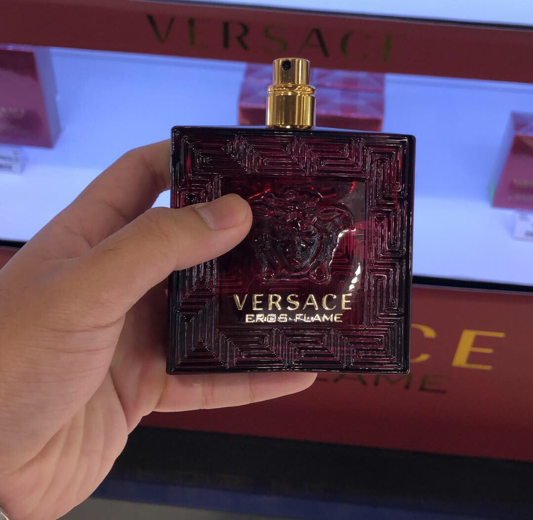 Versace Eros Flame, latest by Versace. Arghh!! Too good to me. It’s like a reformation of the original eros but this one comes with its spicy scent, aromatic and a lil punch of citrusy, lead to the creativeness of such smell 9/10