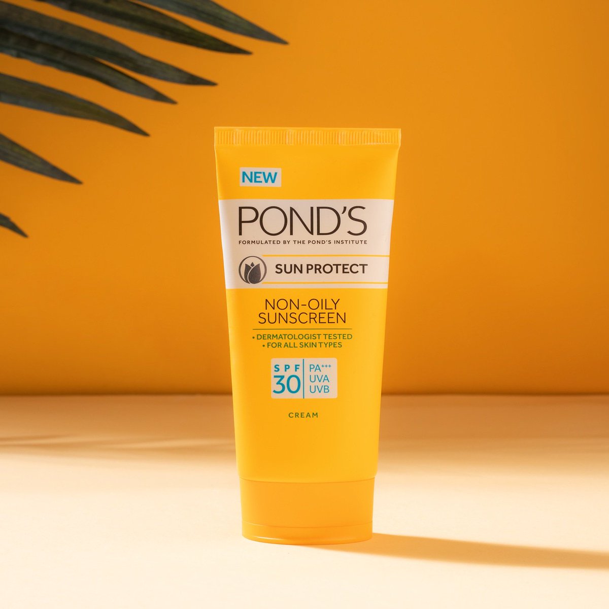 PondsIndia's tweet photo. Rule no 1: Never step out without the Pond's Non-Oily Sunscreen
Rule no 2: Never forget rule no.1!
Tag a friend who needs to follow these rules!🌻🌞
#Ponds #PondsIndia #PondsNonOilySunscreen #BeSunReady #Beauty #Skincare https://t.co/W4s4Tw9xV3