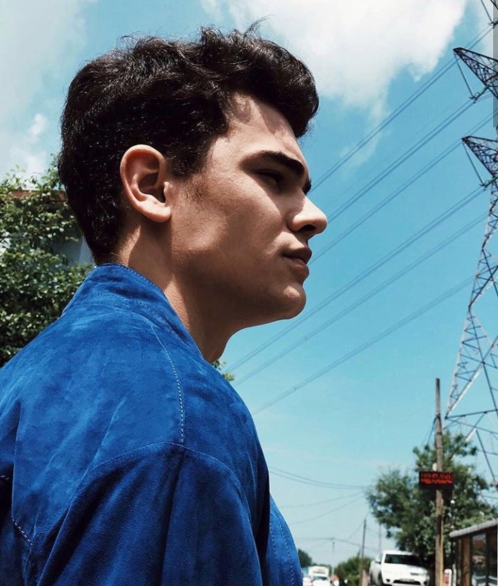 "maviye de sevdalıyım
Gökyüzüne de,
Denizlere de.
Ama en çok sana,
Hep sana🕊️"

#GözdeMutluer || #AtakanHoşgören