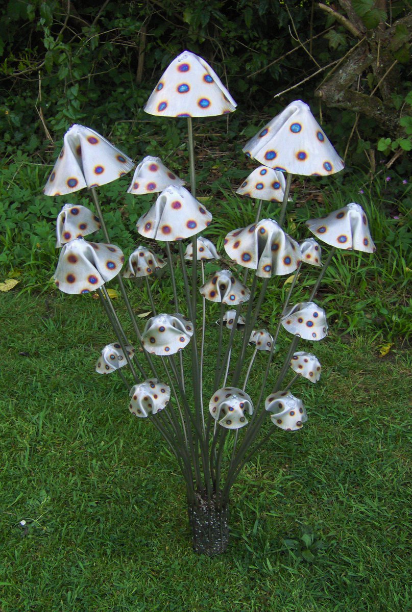 StangerMoore's tweet image. Thank you @yorksprofiles for laser cut #stainless discs @madeinyorks  #metalmushrooms #sculpture #madeinyorkshire #art