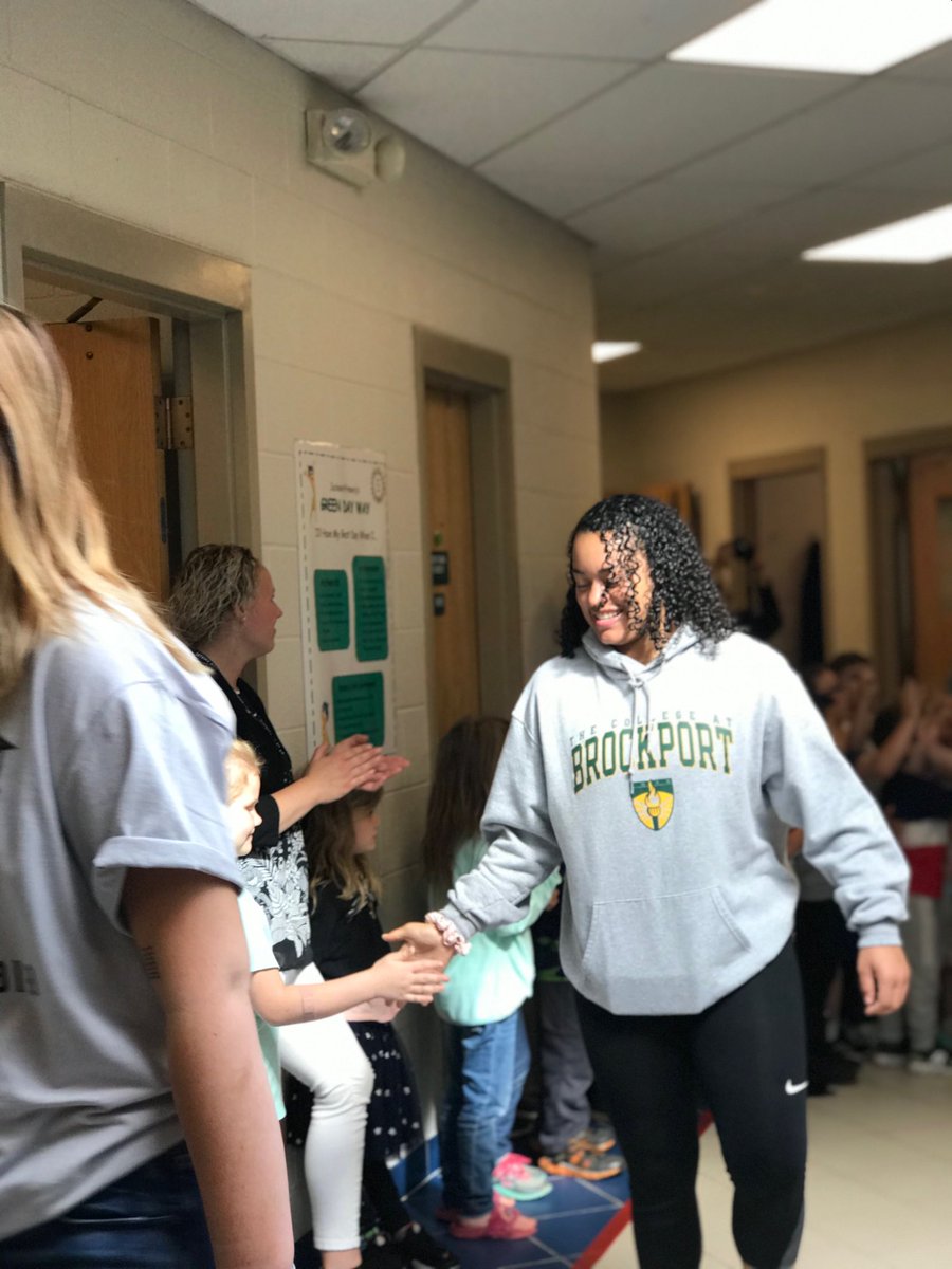 MrsKEVANST's tweet photo. Look who came to visit ⁦@JacksonPrimary⁩ today! ⁦@Batavia_BHS⁩ seniors came for a senior walk through! 🎉🎊🎈😊Congratulations and best wishes to you all! Class of 2019 rocks!  ⁦@bataviabhs⁩ https://t.co/915jEsErxb