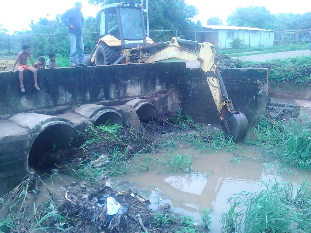 Alcaldía Las Mercedes del Llano descongestiona basura del puente de la comunidad Palmas I y II <a href="/Gob_Guarico/">Gobierno de Guárico</a>