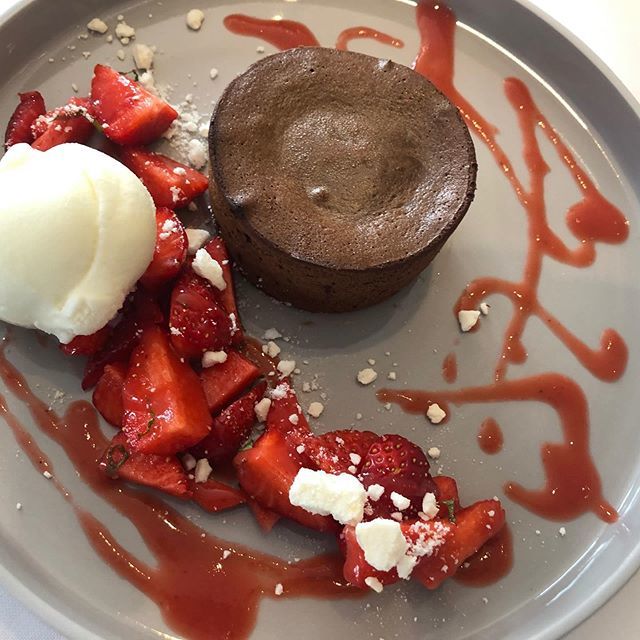 gillespudlowski's tweet photo. Moelleux au chocolat 65% pur Inaya, tartare de fraises le dimanche, éclat de meringue, glace lait d’amande #sebastienhopgood  #lemeilleurdelalsace #editionsdusigne #jaimelalsace #foodblogger #foodlover #eat #foodforthought #yummy #amazing #foodpics #food… https://t.co/BhJMtuclxi https://t.co/mPLZiMLSYA