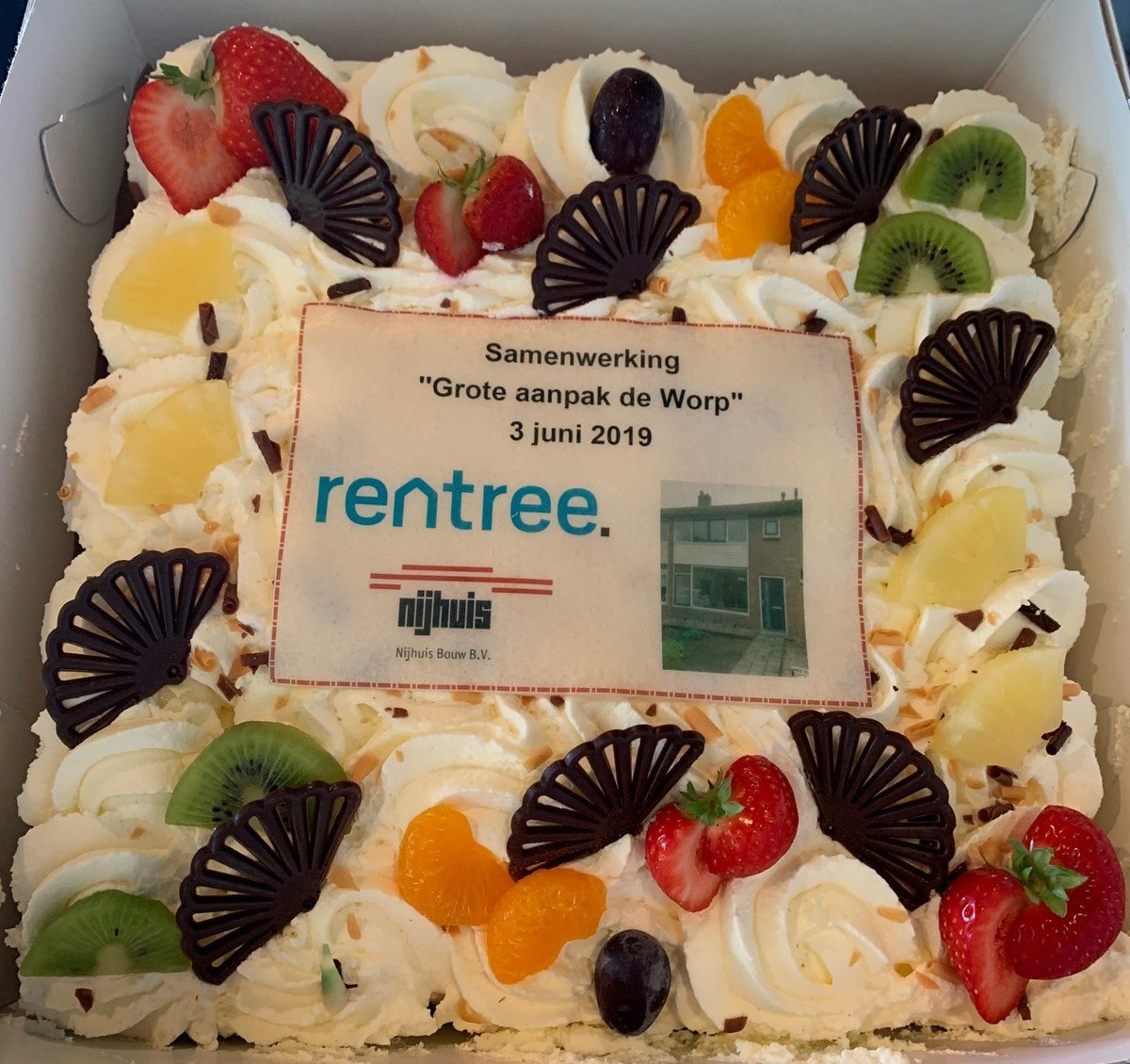 RentreeDeventer's tweet photo. Rentree &amp; Nijhuis Bouw hebben de aanneemovereenkomst gesloten voor de aanpak van 79 woningen in De Worp. Een ingrijpende klus: energetisch verbeteren naar label A, vergroten van de badkamer en planmatig onderhoud, inclusief vernieuwing van de keuken en toilet. Eind 2019 gereed! https://t.co/EcF9qR6DjB