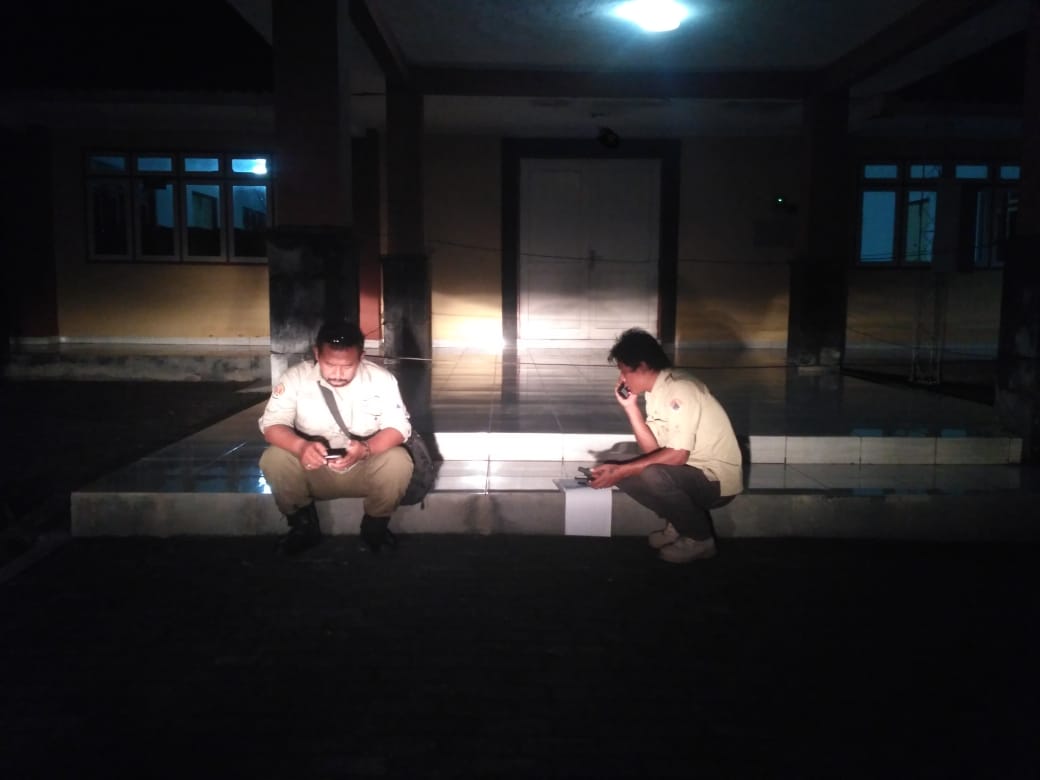 TRCBPBDDIY's tweet photo. @Pusdalops_diy Giat patroli ronda dilanjutkan dengan pemantauan dan pengecekan kondisi barak pengungsian Kuwang dan Randusari, Argomulyo Cangkringan.
#OperasiRondaKetupat2019
#WaspadaMerapi
#SiapUntukSelamat https://t.co/30ycFtl6Vl