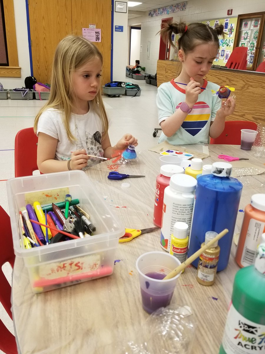 KeyExtendedDay's tweet photo. Our recycled bottle fence project @KeySchoolAPS @APSExtendedDay took a lot of creativity and helping hands. @CIS_ExtDay @Discovery_ExDay @CampbellExtday @AshlawnExtDay https://t.co/KgJRMqYCbp