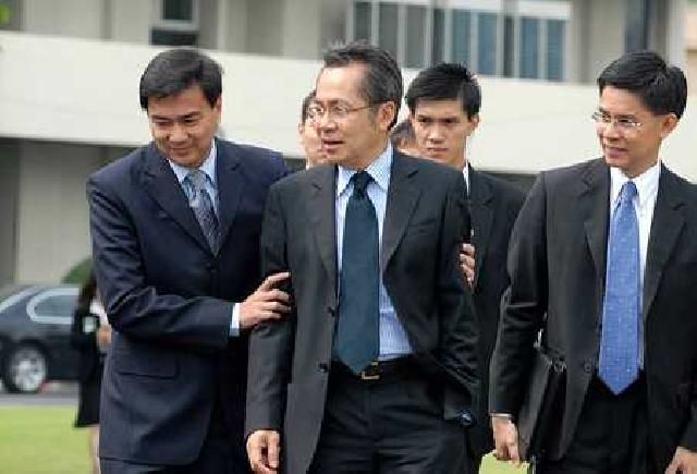 karasuwich1's tweet photo. #ลุงตู่ #ประยุทธ์ กับ #คสช ยึด #ประชาธิปัตย์ สำเร็จจนได้ พูดอะไรไม่ออกจริงๆ ครับ แต่ก็ยังอดเป็นห่วง Hero ทั้ง 16 + น้องๆ #NewDem หลายๆ คนที่ต่อต้านการสืบทอดอำนาจไม่ได้ #1ใน3ล้าน9 ที่รัก ค.#อภิสิทธิ์ #MarkVej และทุกๆ คนที่ร่วมต่อสู้มาด้วยกันครับ อย่าทิ้งพวกเขานะครับ #Democratis https://t.co/ghTXuiDf9C