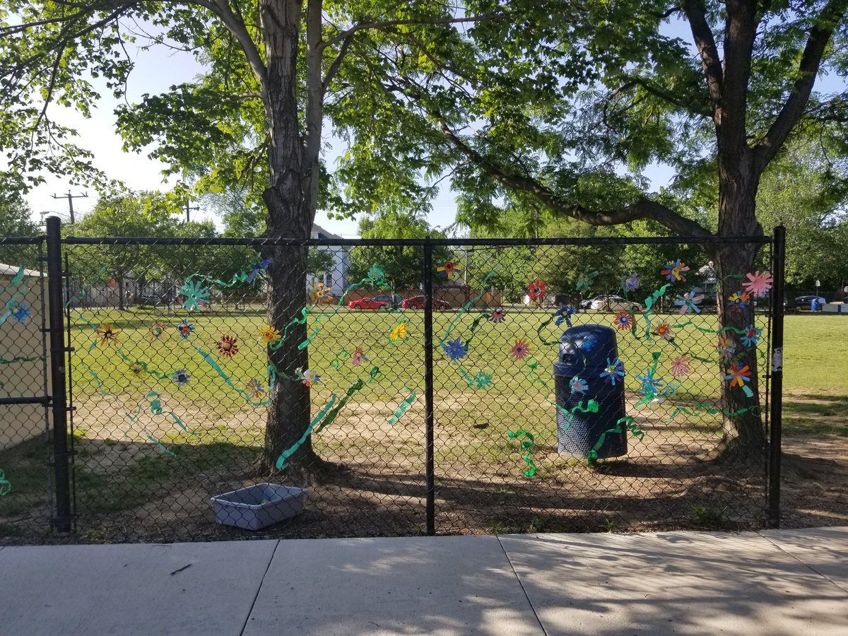 KeyExtendedDay's tweet photo. Our recycled bottle fence project @KeySchoolAPS @APSExtendedDay took a lot of creativity and helping hands. @CIS_ExtDay @Discovery_ExDay @CampbellExtday @AshlawnExtDay https://t.co/KgJRMqYCbp