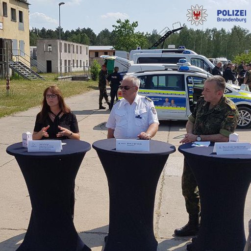 PolizeiBB's tweet photo. Staatssekretärin Katrin Lange, Polizeipräsident Hans-Jürgen Mörke und Generalmajor Carsten Breuer standen interessierten Journalisten für Nachfragen zur #Übung Rede und Antwort. #BBTEX https://t.co/aSEBtbQ2ch