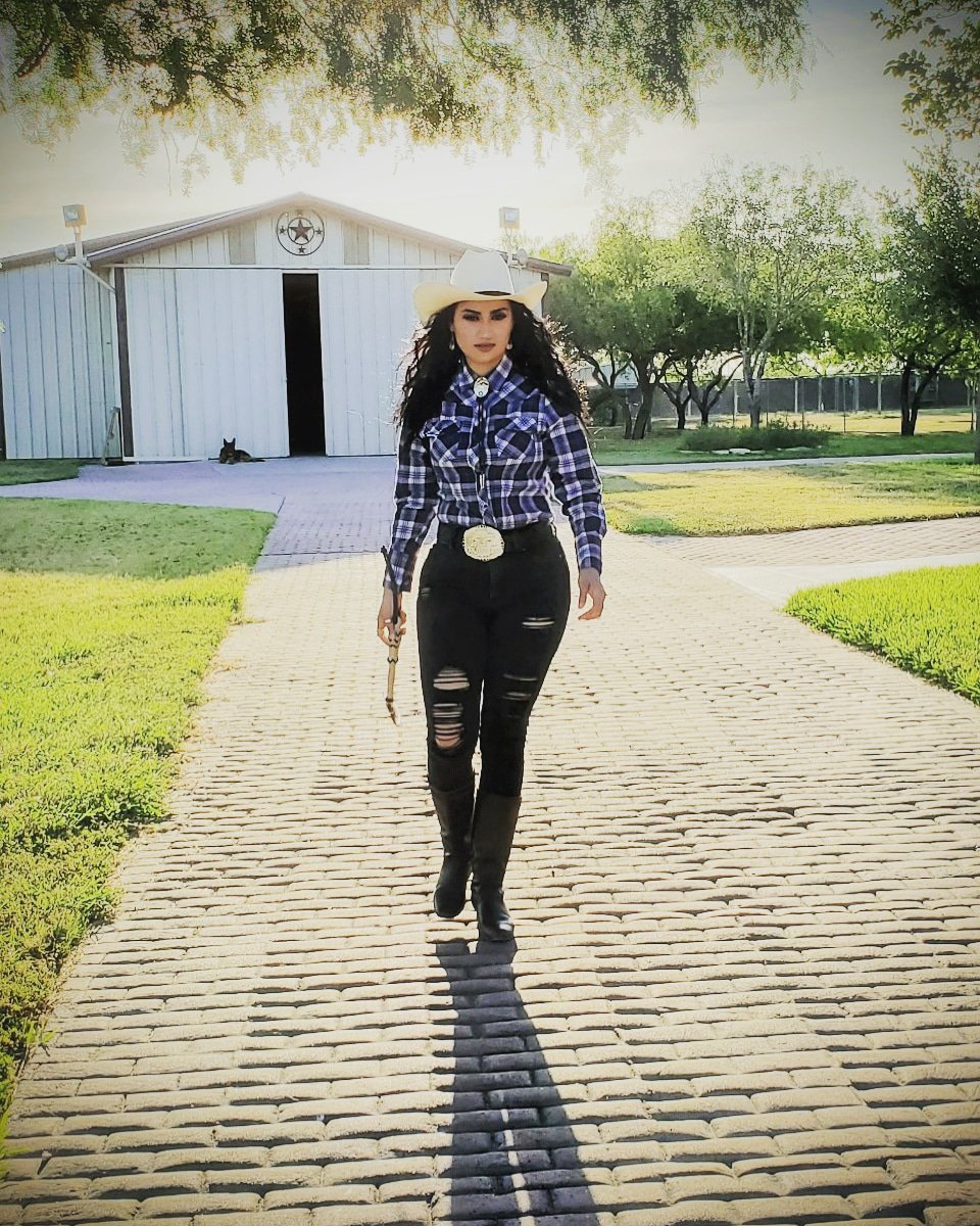 LluviaVegaMusic's tweet photo. Con actitud segura esta semana 🤠🌧❤ #lluviavegamusic #lluviososvega #LLV #LaVozUS #LluviaVega #rancho #actitudcharra #vaquera @botas_elgeneral #botaselgeneral #elgeneral https://t.co/tTErLNNtW3