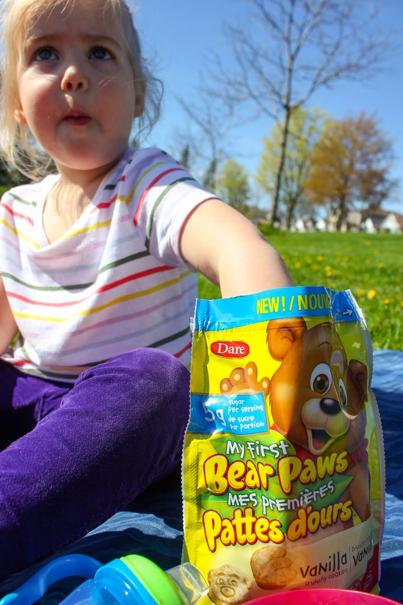 toandfro21's tweet photo. I’m going on a picnic, and I’m going to bring... my munchkins AND My First Bear Paw Cookies from Dare!

[#ad] Learn how this tasty snack helped to make our recent picnic in the park one of little sister’s #BetterFirsts, here >> https://t.co/gMHnQBca8Z https://t.co/lenBMyDUXW