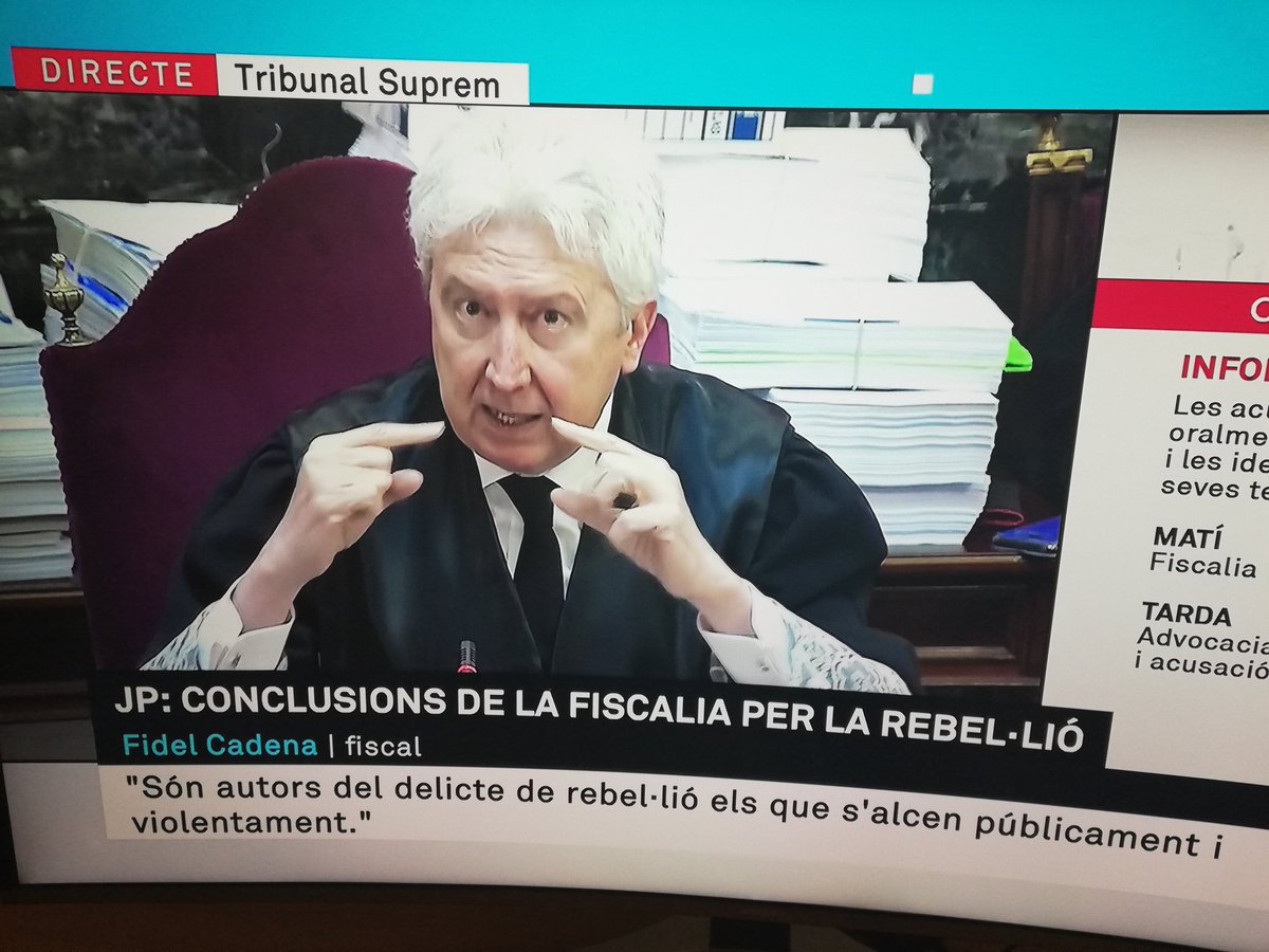 MargaXrepublica's tweet photo. Aquí tenemos las caras del odio,las caras de un 
 Tribunal trabajando a las órdenes del Preparao 🤮 ja n'hi ha prou 😠 😠 😠 😠 😠 es l'hora de plantar-nos
#LacayosDeSuAmo #JuicioPolitico #Manporreros #JudiciMerda #AlcemNos✊ #OmplimElsCarrers #VagaGeneral #BarricadesGeneral https://t.co/IRcbQ8seIh