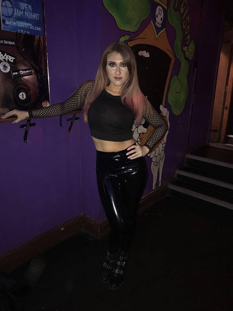 SiennaVenom's tweet photo. Pre gig Pose... #vinyl #singer #gothblack #gothchick https://t.co/PnZRXa0TF0