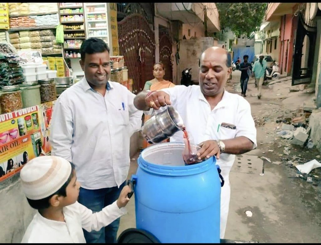 drjamidullah's tweet photo. No Media will show you this.

Hindu families organised Iftar party for Muslims neighbours, This is pure Indian🇮🇳 Culture. 

Spread as you can 🙏 https://t.co/zc0f0VzjBN