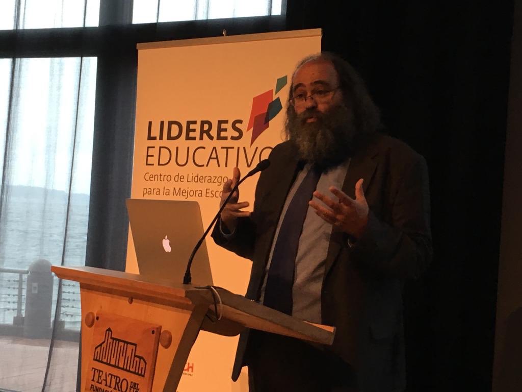 educarchile's tweet image. Javier Murillo, Doctor en ciencias de la educación expositor de #RedLab, nos cuenta: “en la escuela podemos cambiar la injusticia social, podemos hacer algo por revertir el cambio climático, tenemos que entender que si no hacemos algo en la escuela, entonces eso va a perpetuarse”