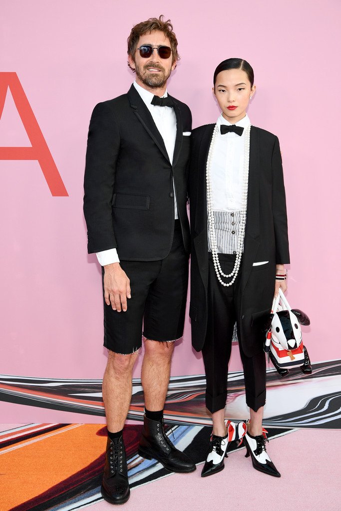 ThomBrowne's tweet photo. ... mr. and mrs. thom ... 
lee pace and xiao wen ju both wear variations on thom browne classic tuxedos to the 2019 CFDA fashion awards.
@leepace @jujuxiaowen @CFDA 
#thombrowne #leepace #xiaowenju #CFDAAwards https://t.co/0tfOzpEyyI