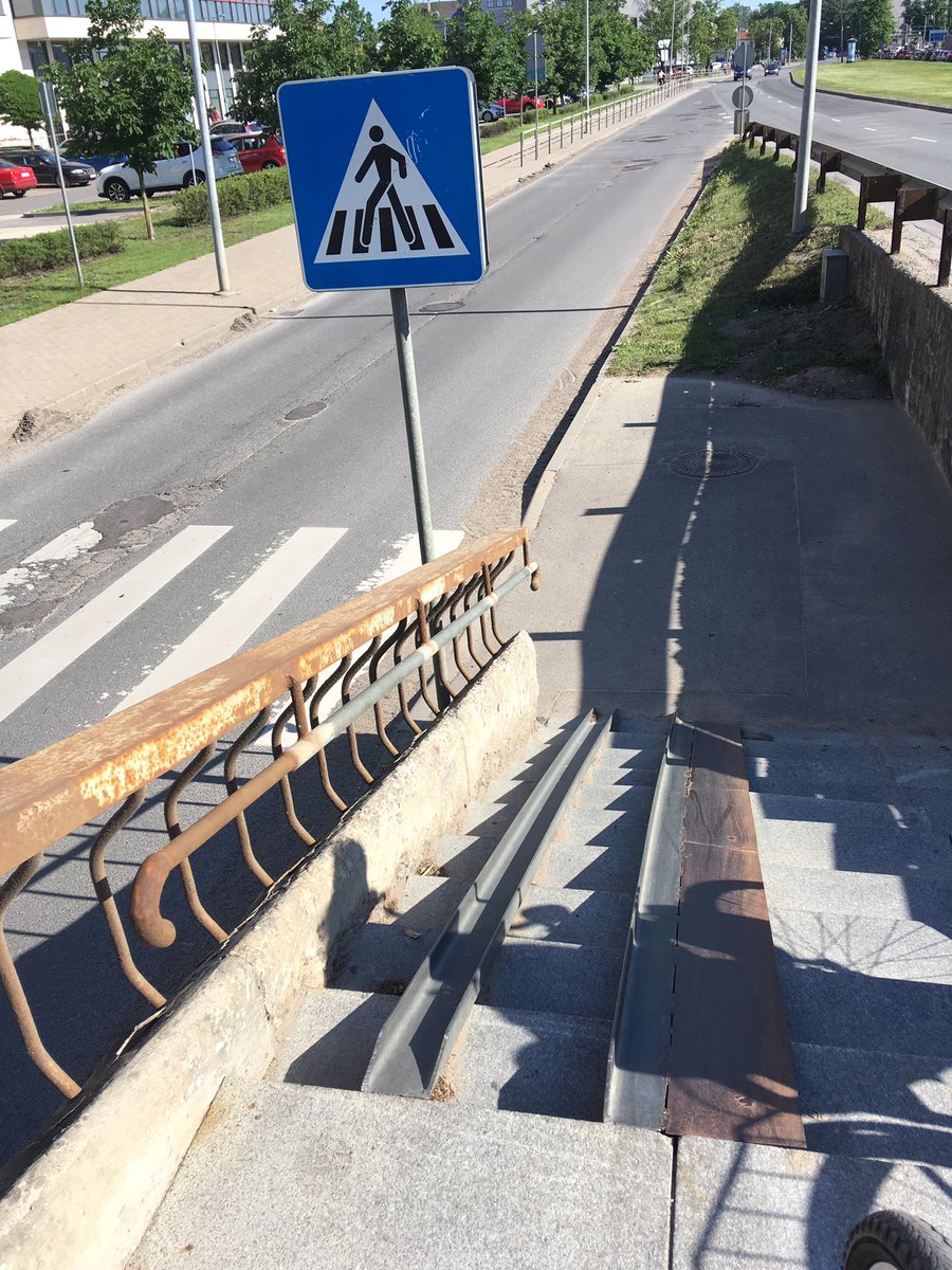 AnsisEgle's tweet photo. Atbrauc cilvēks ratiņkrēslā vai ar savu staiguli vai ar bērnu ratiem no Čiekurkalna puses pār tiltu un Teikas pusē var nolauzt kaklu un ne tikai. @PilsCilvekiem @otucis @neilsbalgalis @rdsvc @rdpad @Apeirons @Shreienbusha #pilseta #cilvekiem https://t.co/DZynLexcC0