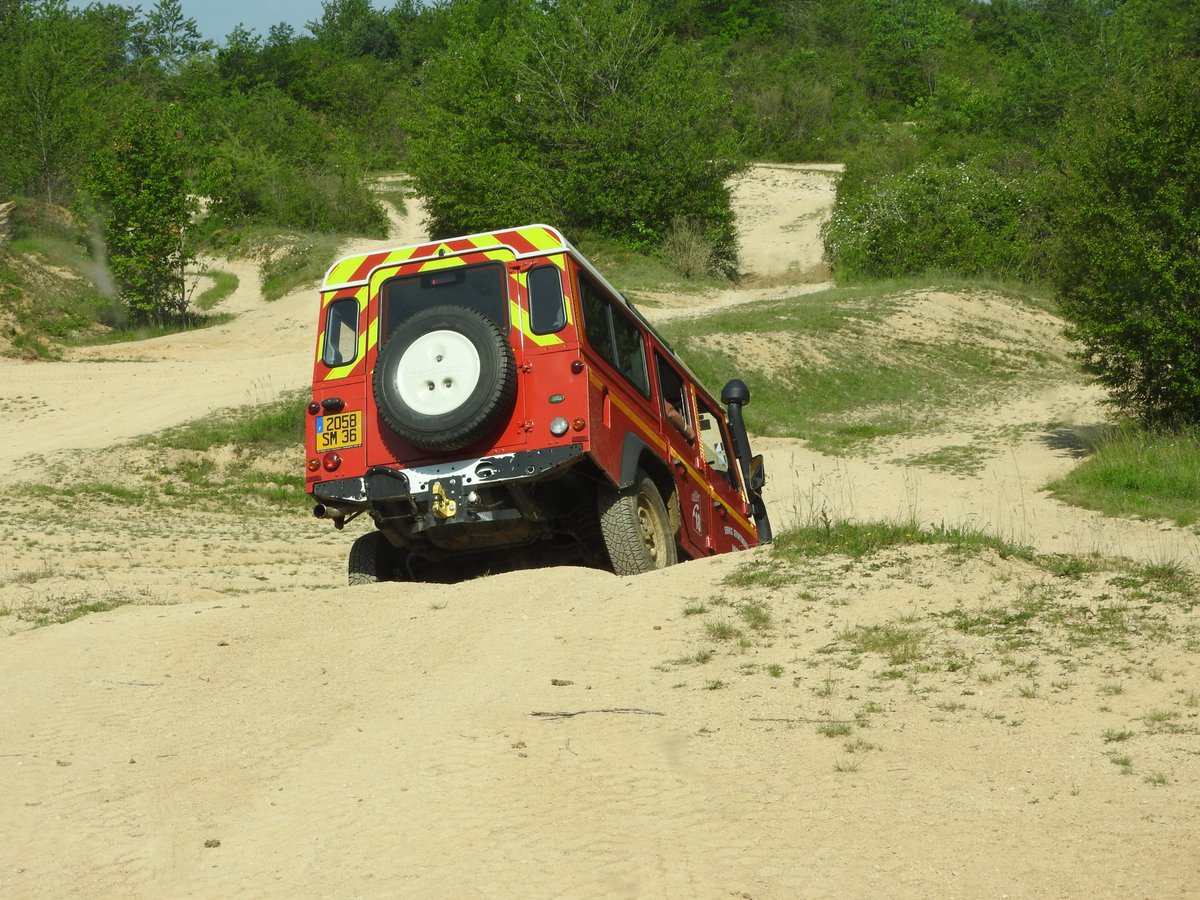 enedis_centre's tweet photo. 🛑#EnDirect les @pompiers36 sensibilisent les agents d’@enedis de l’Indre et du Cher à la conduite des véhicules 4x4.
Objectif de la #Formation ➡️ apprendre à conduire en toute sécurité sur des terrains ou pistes accidentées👍
#prévention #sécurité @UnionPompiers18 #UDSP36 https://t.co/18DznIG357