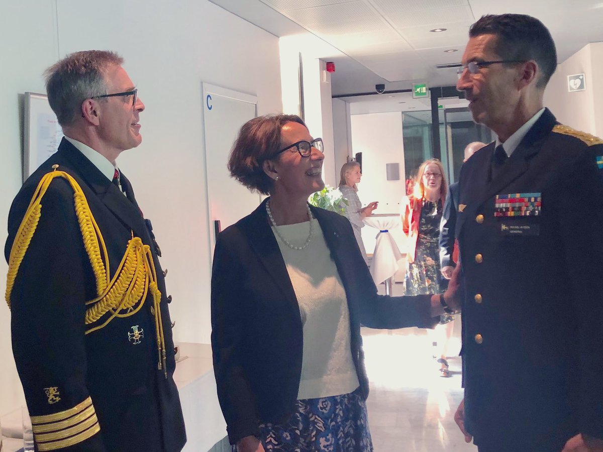 FinAmbSthlm's tweet photo. Idag firas Finlands försvarsmakts #flaggfest 🇫🇮 Här anländer ÖB Micael Bydén till ambassaden och hälsas välkommen av ambassadör @ltalonpoika och försvarsattaché Rami Peltonen. https://t.co/2oWBoI8KwD