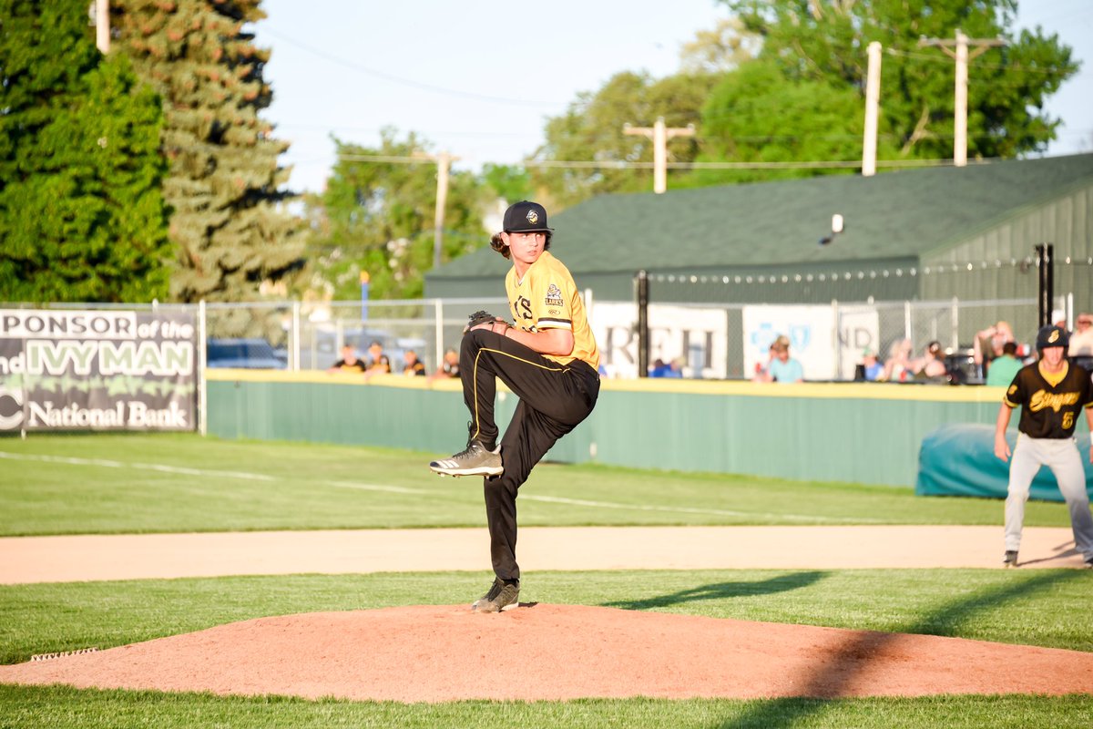 bismarcklarks's tweet photo. Last night’s Metro Area Ambulance fastest pitch goes to @bcollins2726 with 93 MPH🔥 https://t.co/KrqUr83qIY