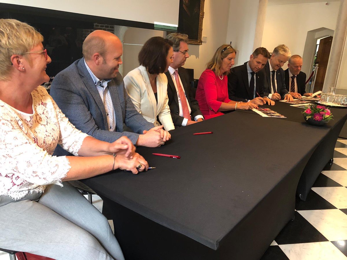 Presentatie van het coalitieakkoord 2019-2023 Zeeland: ‘Samen Verschil Maken’. Dat is niet alleen een voornemen maar ook een uitnodiging. Aan iedereen die samen met met ons de komende jaren verschil wil maken in en voor #Zeeland. Meer info: zeeland.nl/actueel/coalit…