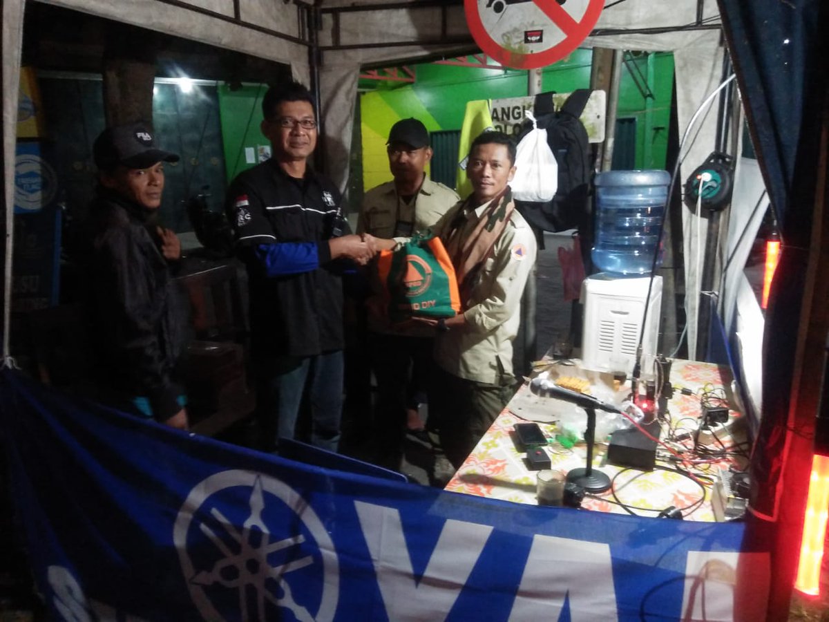 TRCBPBDDIY's tweet photo. @Pusdalops_diy Saling mendukung adalah Koentji Keberhasilan Operasi, peran dan semangat sukarelawan dari masyarakat harus terus dijaga. Ucapan terimakasih kami untuk semangat para relawan di posko2 lebaran.
#OperasiRondaKetupat2019
#WaspadaMerapi
#SiapUntukSelamat https://t.co/baZzUUsFfZ