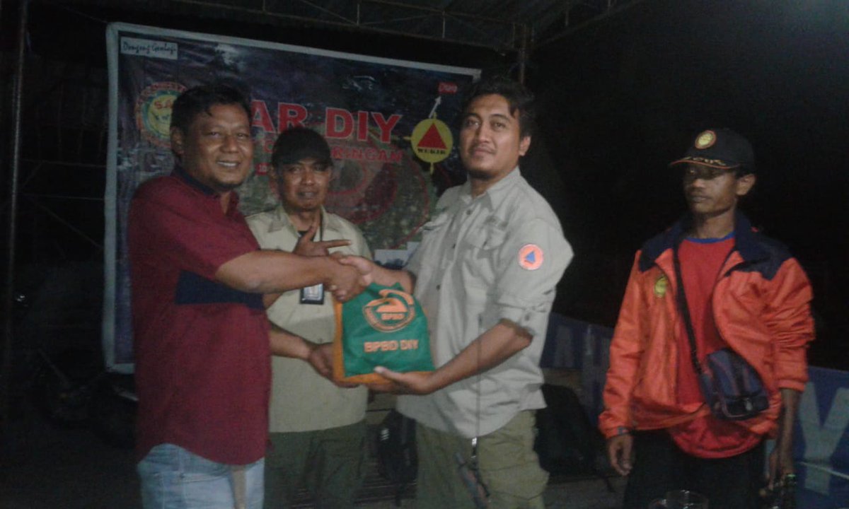 TRCBPBDDIY's tweet photo. @Pusdalops_diy Saling mendukung adalah Koentji Keberhasilan Operasi, peran dan semangat sukarelawan dari masyarakat harus terus dijaga. Ucapan terimakasih kami untuk semangat para relawan di posko2 lebaran.
#OperasiRondaKetupat2019
#WaspadaMerapi
#SiapUntukSelamat https://t.co/baZzUUsFfZ