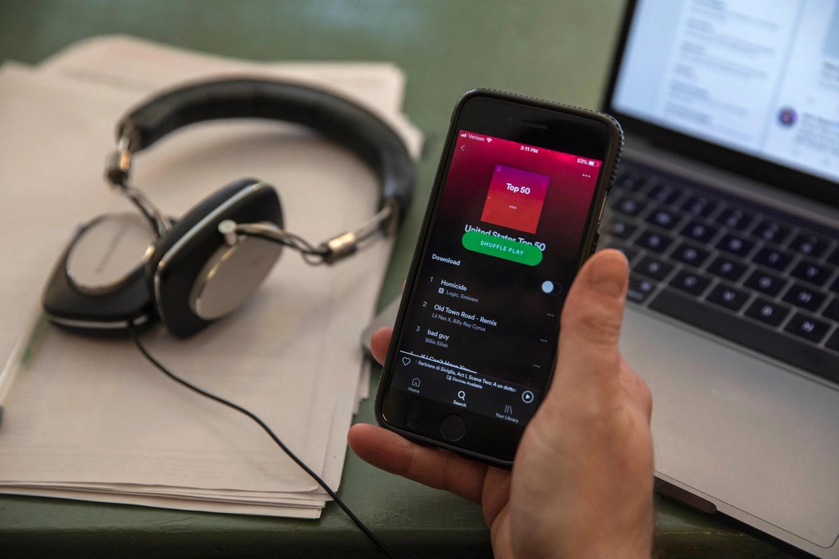 _cronos2's tweet photo. @sisario Hello Ben, sorry to disturb you. Are the headphones in the picture yours? Do you know their name or how can I find them? Thanks! https://t.co/vWApsGtmD2